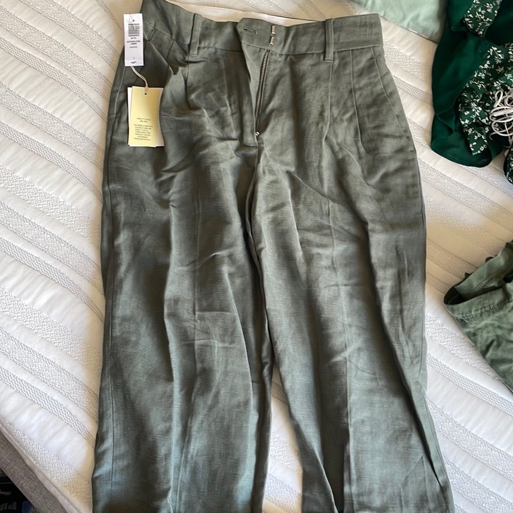 Aritzia effortless pants in sage size 4 - with tags